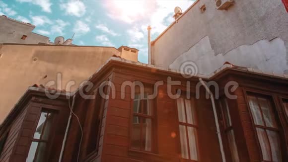 4伊斯坦布尔城一座有太阳和云彩的木屋视频的预览图