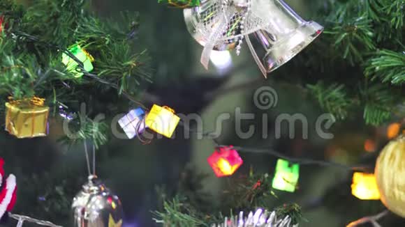 寻找圣诞树和玩具并在新年上签名视频的预览图