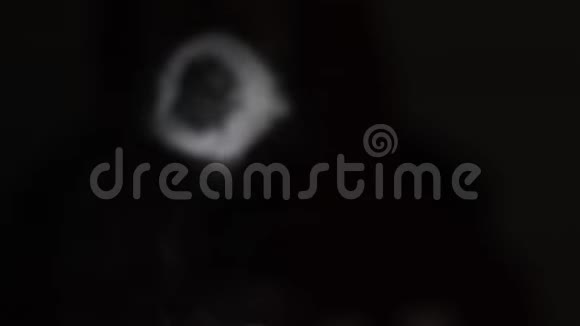 在一个被隔离的黑暗背景中许多烟团漩涡环向屏幕移动视频的预览图