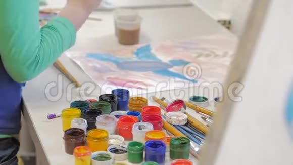 绘画过程在艺术家美术工作室里手工女孩用画笔在画布上作画孩子们艺术家的手视频的预览图