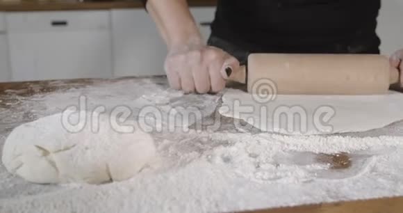 厨师面团用擀面杖缓慢滚动视频的预览图