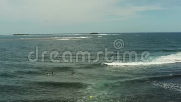 岛上的冲浪点叫云9视频的预览图