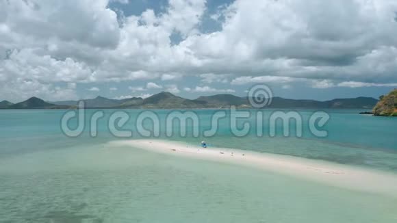 空中无人机游客班卡船停泊在沙洲在低潮环绕的岛屿和白云在移动视频的预览图