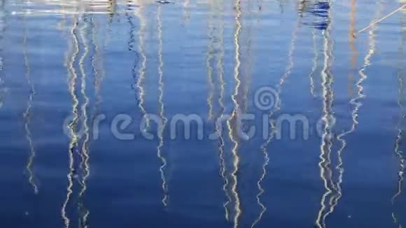 游艇桅杆在水中的反射视频的预览图