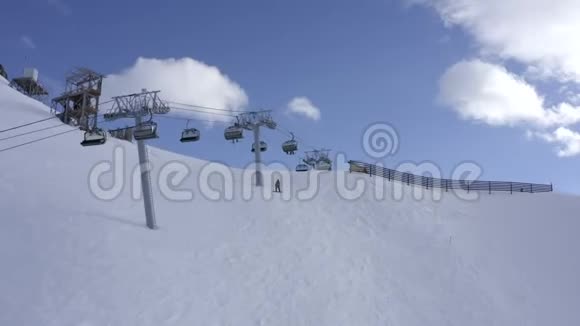 滑雪者骑在雪坡上滑雪缆车在山上运输视频的预览图