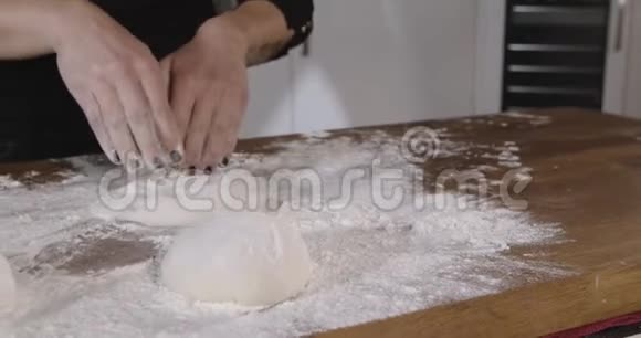 意大利比萨饼厨师用手揉搓面团在面粉表面形成面团视频的预览图