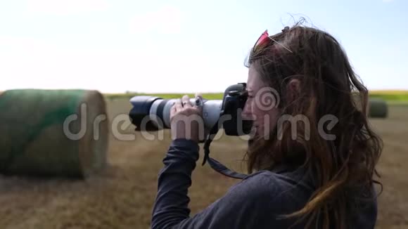 女摄影师拍摄干草堆视频的预览图