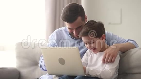 在互联网上父亲和小儿子在笑视频的预览图