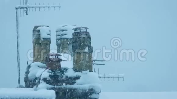 积雪覆盖的屋顶上的烟囱和高空视频的预览图