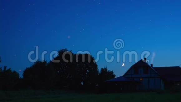 万圣节前夜蝙蝠和女巫飞翔月照视频的预览图