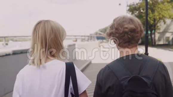 一个男人和一个女孩一起走在街上视频的预览图