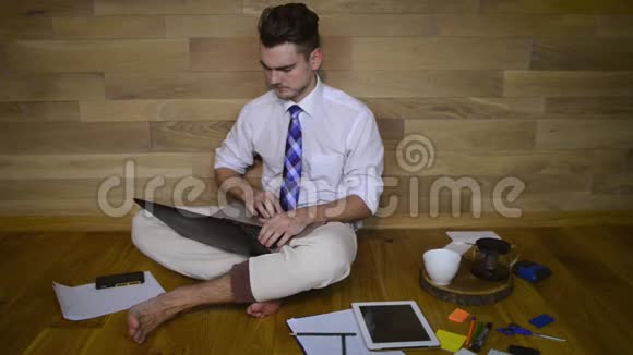 年轻认真的男人在家里工作视频的预览图