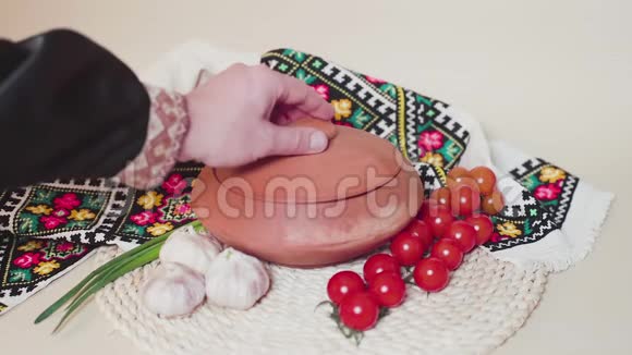 烹饪桌热罗宋汤男人乌克兰衣服的手打开盖子慢动作视频的预览图