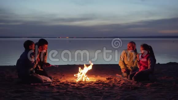 晚上在海滩上用篝火晚餐视频的预览图