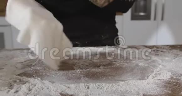 女性的手在家里用手揉面饼做面团视频的预览图