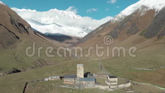 一个有石塔的阿尔卑斯山村鸟瞰图视频的预览图