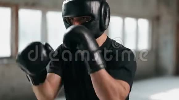 拳击手在面具训练期间视频的预览图