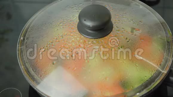 黑锅里煮西葫芦的录像视频的预览图