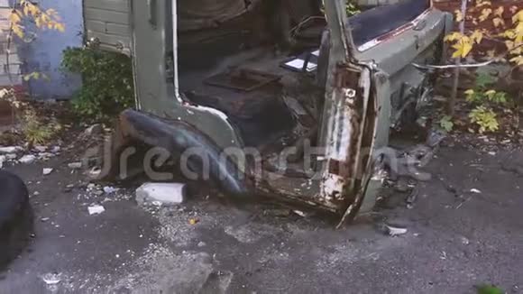 旧的被遗弃的卡车变成了一个小屋有轮子的房子视频的预览图