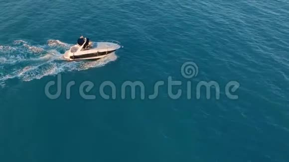 空中观景在蓝海中航行的摩托艇豪华游艇赛车深水乘白色游艇度假视频的预览图
