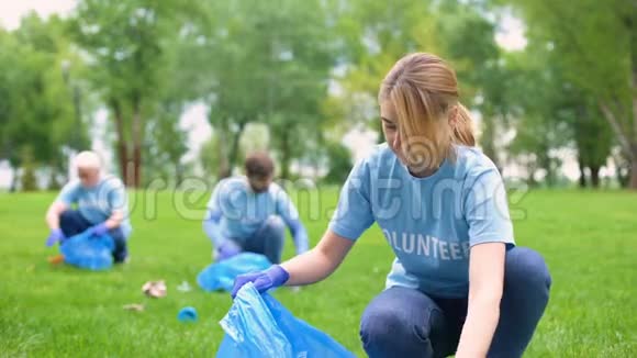 微笑的女性收集森林垃圾环保志愿服务视频的预览图
