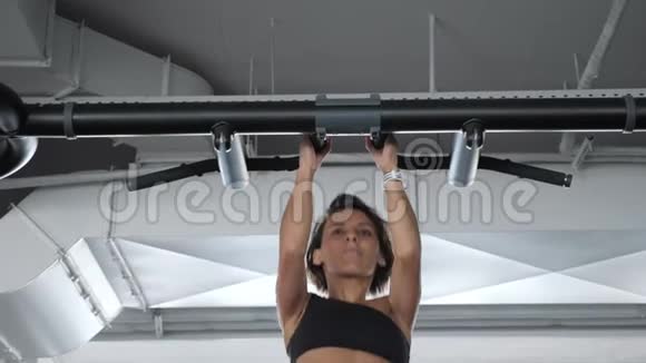 成熟的女人在健身房里用狭窄的抓地力做仰卧起坐体育理念视频的预览图