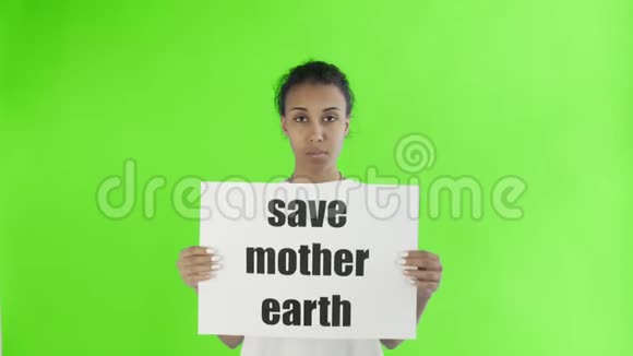 非洲裔美国女孩活动家在色度关键背景上有拯救地球母亲的海报视频的预览图