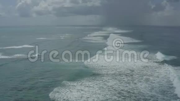 飞越加勒比海大特克海岸附近的暴风雨海洋视频的预览图