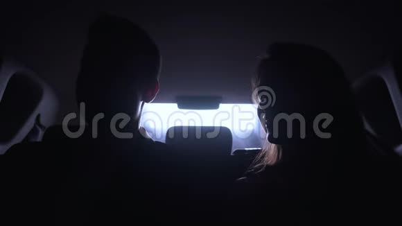 年轻人和女人在汽车上交谈开车参加晚会明星生活视频的预览图