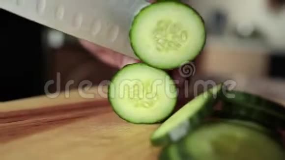 将黄瓜片切成块切割板视频的预览图