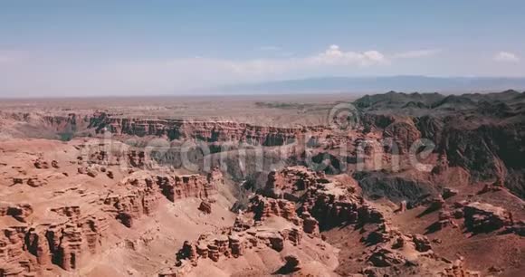 大峡谷是红色的围绕着草原天空和黑暗的岩石视频的预览图
