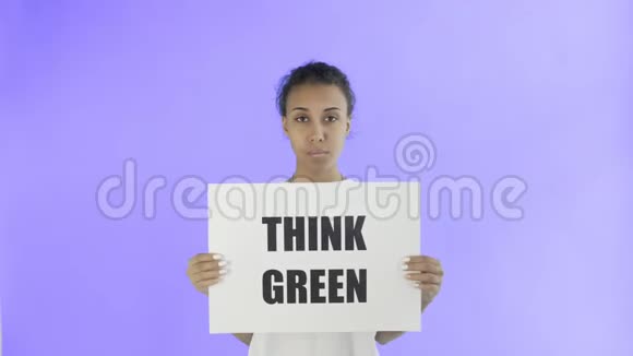 非洲裔美国女活动家在紫罗兰背景上画绿色海报视频的预览图