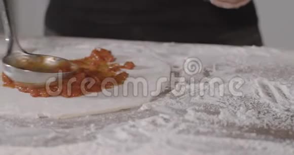 在意大利传统披萨店铺番茄酱番茄酱动作缓慢视频的预览图