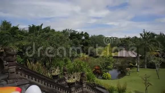 大规模的花园有许多树木和植物传统的雕像巴厘岛视频的预览图