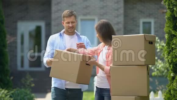 一家人搬到新房子丈夫带着沉重的纸板箱租房视频的预览图