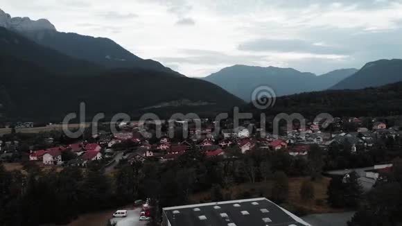 美丽的山景与小村庄无人机飞过阿尔卑斯山群山环绕的农舍法国杜萨尔德公社视频的预览图