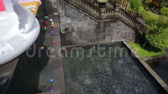 在度假胜地游泳池和一个绿色的大花园巴厘岛的豪华度假胜地视频的预览图