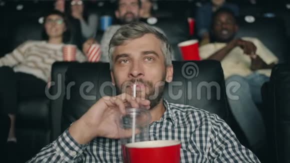 电影中快乐的男人吃喝的慢动作视频的预览图