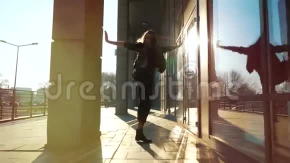 女性在城市街头表演当代舞蹈的镜头闪光效果视频的预览图