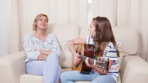 少女弹吉他的歌给母亲听视频的预览图