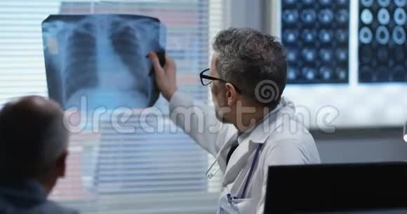 男医生给病人做X光检查视频的预览图