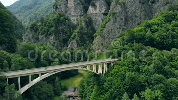 罗马尼亚喀尔巴阡山脉连接一条山路的拱形桥的鸟瞰图视频的预览图