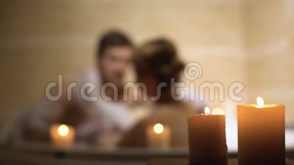 一对夫妇在温暖舒适的浴缸里度过时光视频的预览图