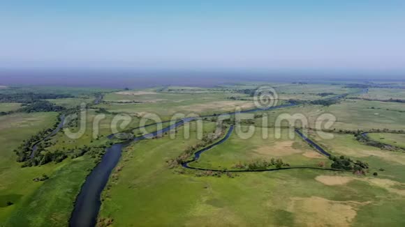 唐河三角洲平原上的河流和运河鸟瞰图视频的预览图