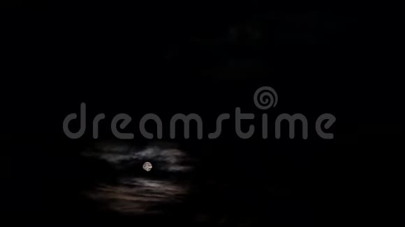 夜空满月从云层后面窥视视频的预览图