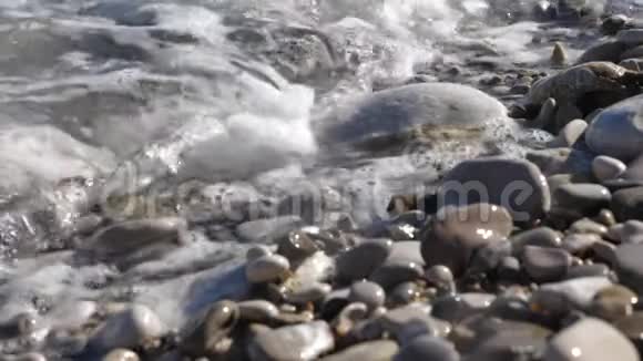 波浪和石头的特写视频的预览图