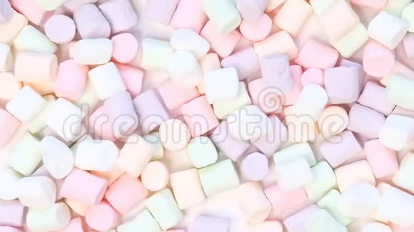 浅白色桌子上散落着一些糊状棉花糖糖的俯视图视频的预览图