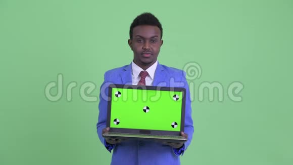 紧张的非洲年轻商人展示笔记本电脑视频的预览图