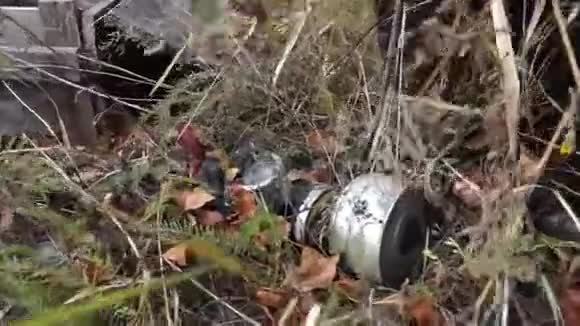 一个破旧的防毒面具躺在灌木丛中视频的预览图