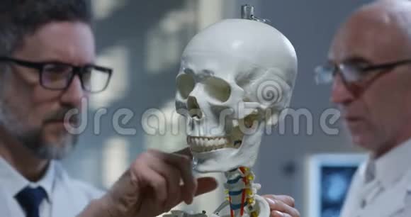 医生分析骨骼x光片视频的预览图